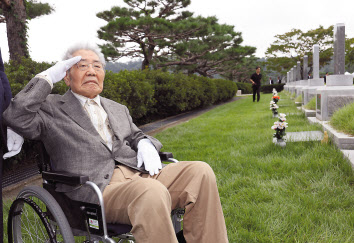 오성규 애국지사가 지난 13일 서울현충원 김학규 광복군 제3지대장 묘역에서 환국 신고와 참배를 하고 있다. [연합]