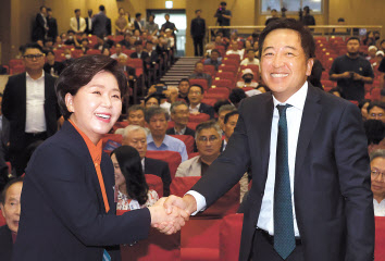 지난 28일 국회에서 열린 한국의희망 중앙당 창당대회에서 양향자 공동대표(왼쪽)와 금태섭 전 의원이 인사를 하고 있다. [연합]