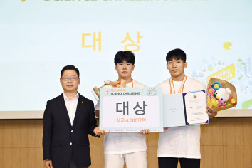 이구영(왼쪽) 한화솔루션 큐셀부문 대표와 대상을 수상한 피쉬파워팀 서동주(가운데), 조용우 학생 [한화그룹 제공]