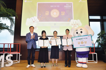 김준(맨왼쪽) SK이노베이션 부회장이 29일 서울 종로구 SK서린빌딩에서 열린 ‘행복그린디자인 전시회’ 시상식에서 ‘행복그린’ 부문 금상 수상팀과 기념촬영을 하고 있다. [SK이노베이션 제공]