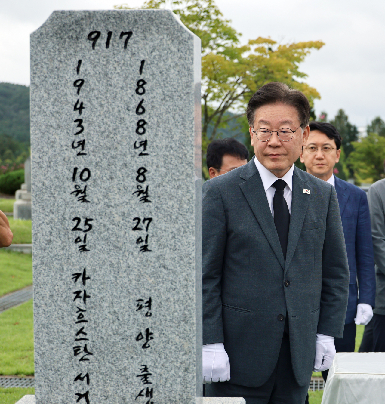 이재명 더불어민주당 대표가 29일 오후 대전 유성구 국립대전현충원 내 홍범도 장군 묘역을 찾아 참배하고 있다. [연합]