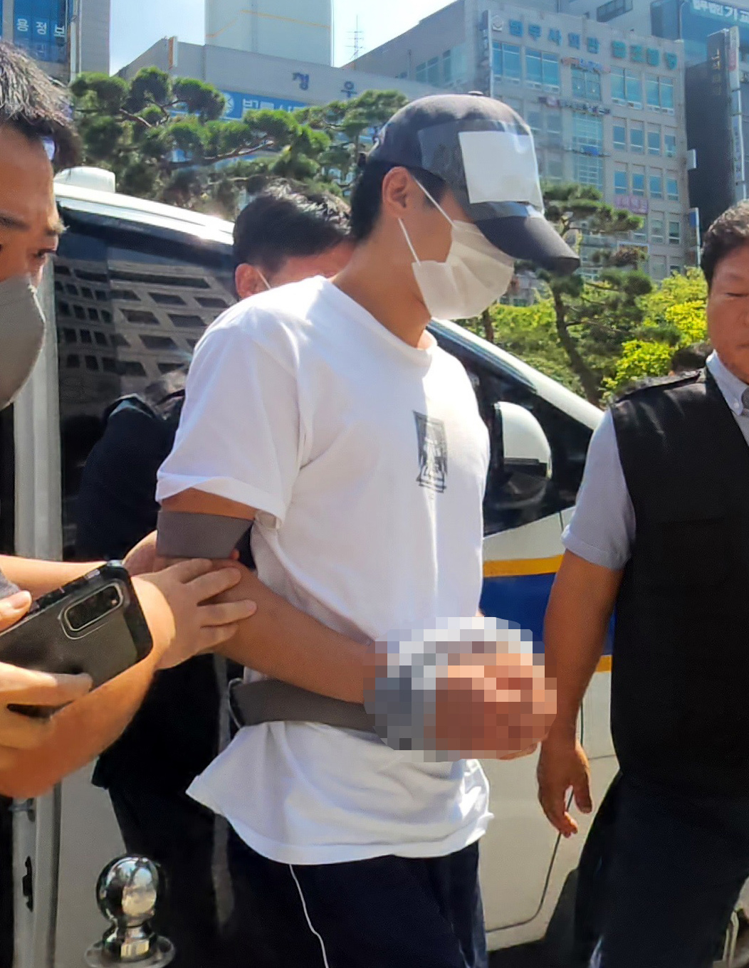과거 선생님이었던 40대 교사를 흉기로 찌른 혐의(살인미수)로 현행범 체포된 20대 남성 A씨가 5일 오후 대전 서구 대전지방법원에서 열린 구속 전 피의자 심문(영장실질심사)에 출석하고 있다. [연합]