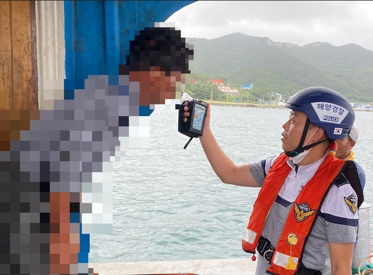 음주단속하는 해경[목포해경 제공]