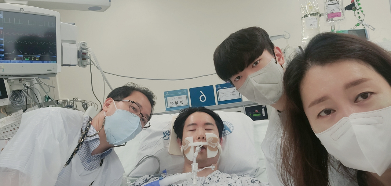 기증자 故 이주용 씨. 이씨는 고려대 기계공학부 4학년 재학 중 쓰러져 뇌사 상태에 빠졌다. 좌측부터 아버지, 이주용님, 동생, 어머니.