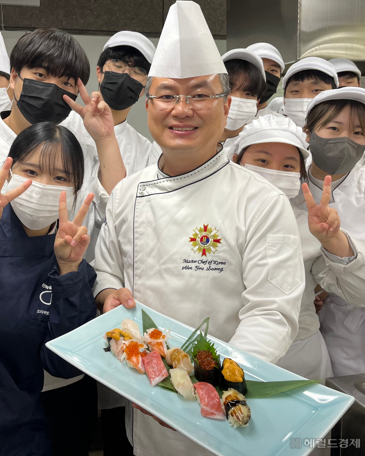 ‘초밥의 달인’ 안유성 가매 대표가 고용노동부와 한국산업인력공단이 30일 선정한 대한민국 명장이 됐다.