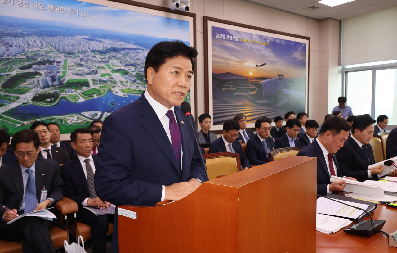 김경안 새만금개발청장이 30일 국회 국토교통위원회 전체회의에서 현안보고를 하고 있다.[연합]