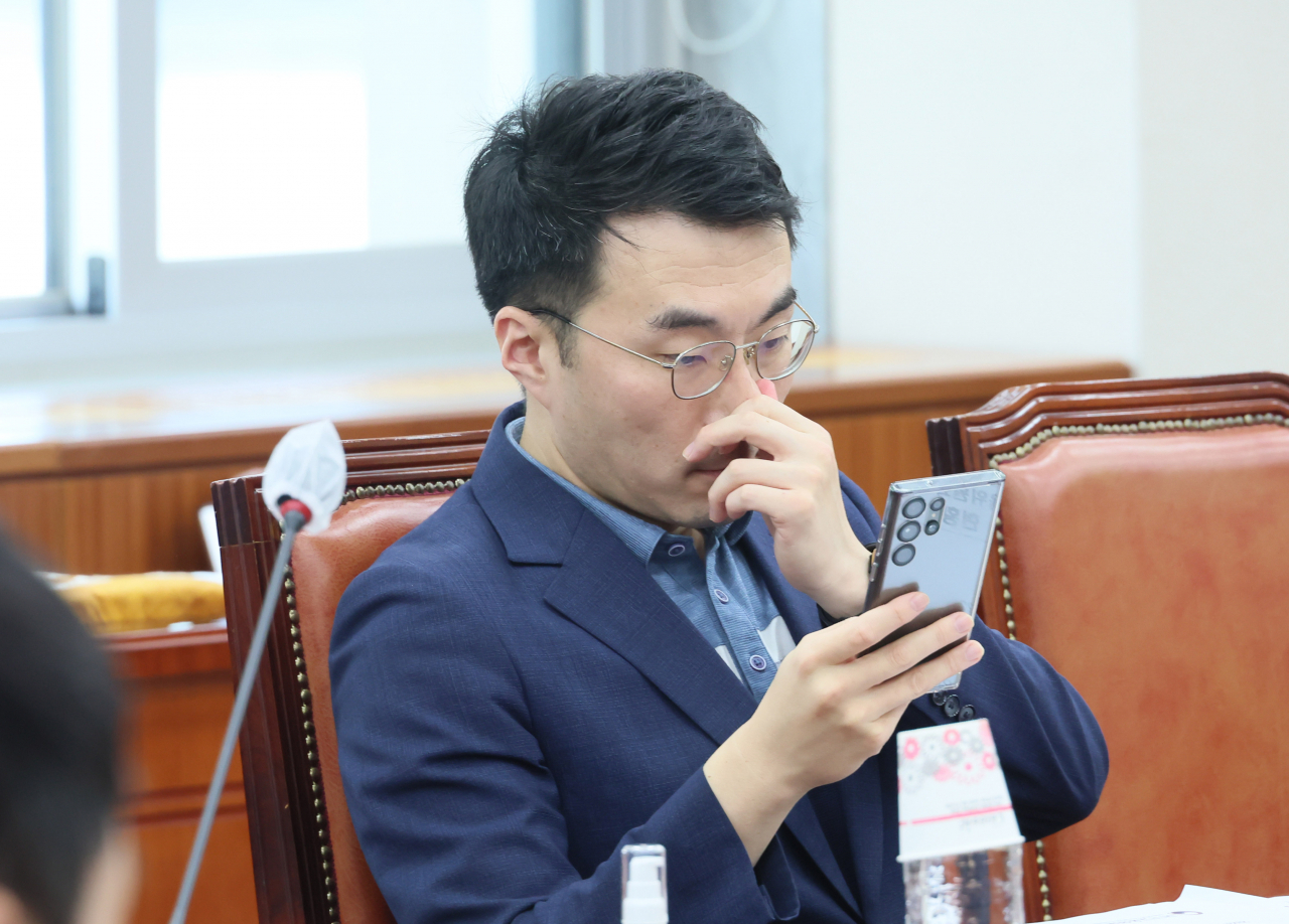 무소속 김남국 의원이 25일 국회에서 열린 교육위원회 전체회의에 참석해 있다. [연합]