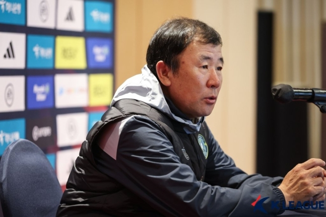 프로축구 K리그2 안산 그리너스의 임종헌 전 감독이 지난 2월6일 제주 서귀포 칼호텔에서 진행된 '2023 K리그 동계 전지훈련 미디어 캠프'에서 기자회견하고 있다. [연합뉴스]