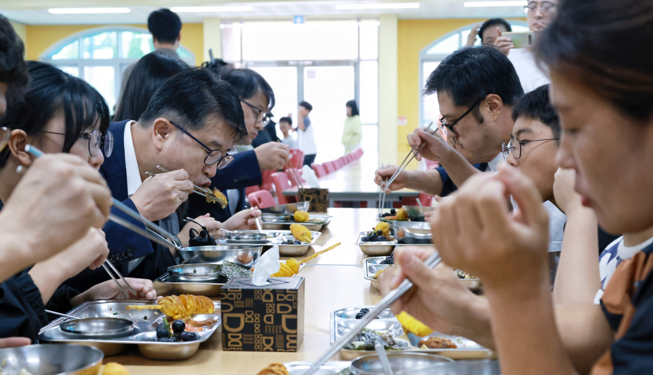 장상윤 교육부 차관이 30일 충남 백제초를 방문해 급식 안전을 점검하고 식사를 하고 있다. [교육부 제공]