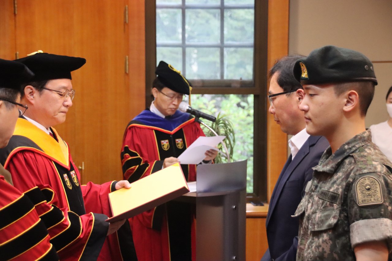 故 이주용 씨 아버지 이상윤 씨와 동생 이준영 씨가 명예 학사학위를 수여 받고 있다. [한국장기조직기증원]