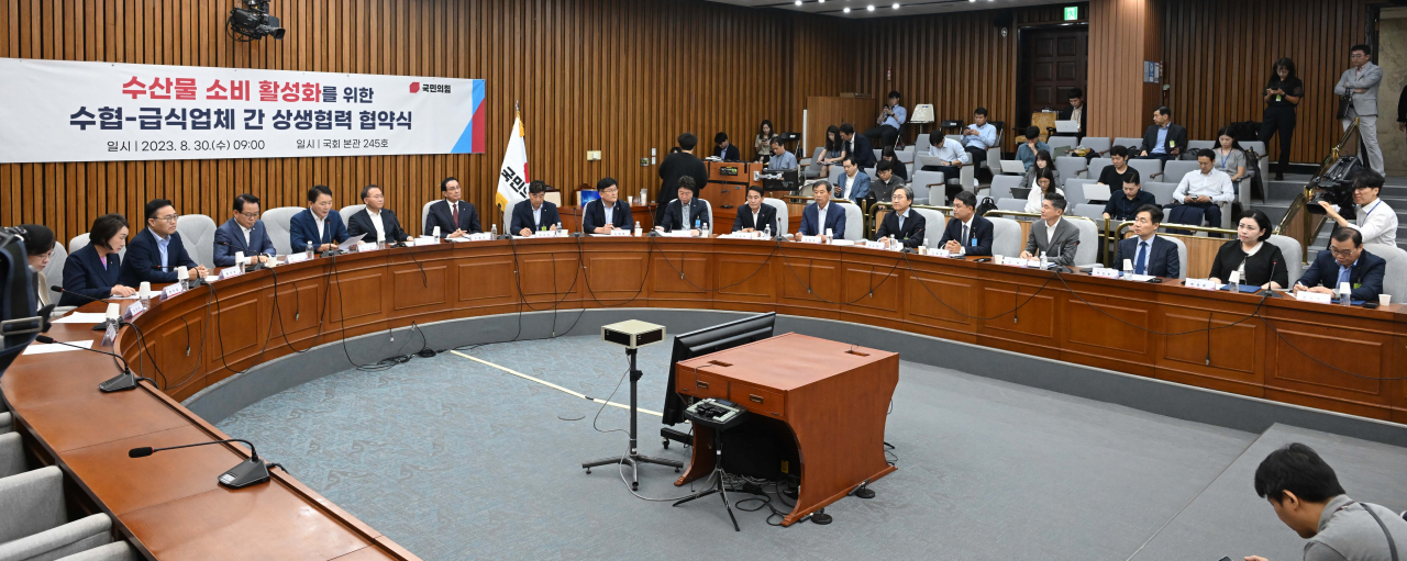 윤재옥 국민의힘 원내대표가 30일 오전 서울 여의도 국회에서 수산물 소비 활성화를 위한 수협-급식업체 간 상생협력 협약식이 열린 가운데 급식업체 관계자들이 성일종 우리바다 지키기 검증 TF 위원장의 발언을 듣고 있다. 이상섭 기자