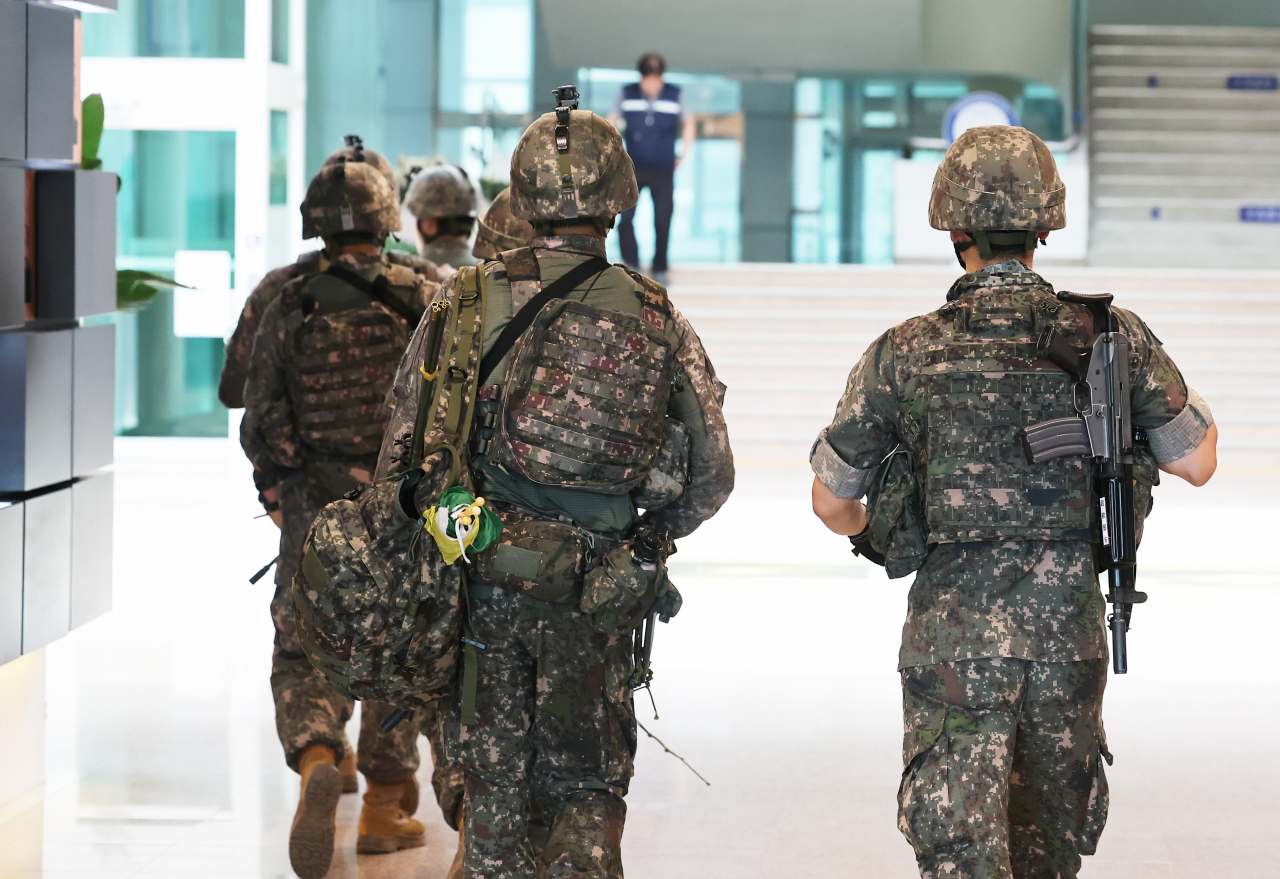 軍 당직비 1만원 뭐길래…초급간부들 “경찰·소방직 준비중” - 헤럴드경제