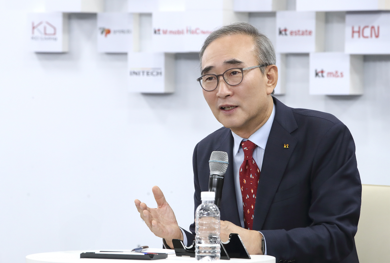 김영섭 KT 대표가 30일 KT 분당사옥에서 진행된 타운홀 미팅에서 직원들의 질문에 답변하고 있다. [KT 제공]