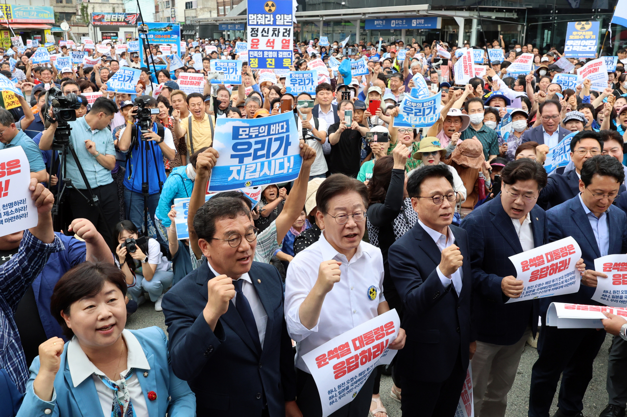 이재명 더불어민주당 대표와 박광온 원내대표 등이 30일 오후 전남 목포역 광장에서 열린 '일본 후쿠시마 원전 오염수 해양투기 규탄대회'에 참석해 구호를 외치고 있다. [연합]