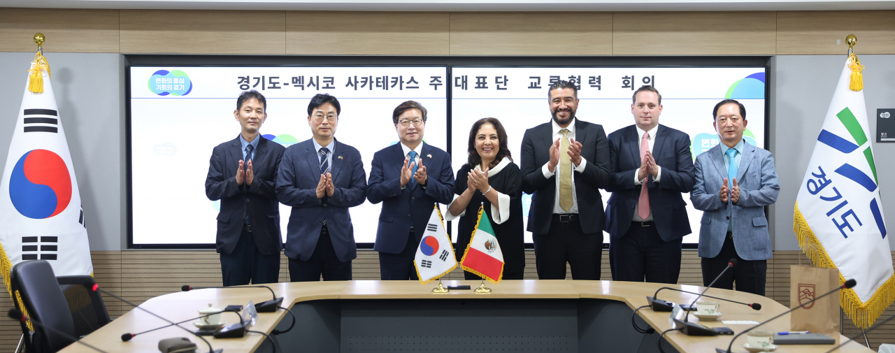 왼쪽에서 세번째 염태영 경기경제부지사.[경기도 제공]