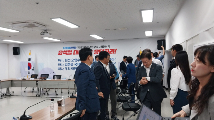 민주당 이재명 대표가 전남도당 회의실서 현장 최고위원 회의를 마치고 서둘러 자리를 떠나고 있다.[천창환 기자]