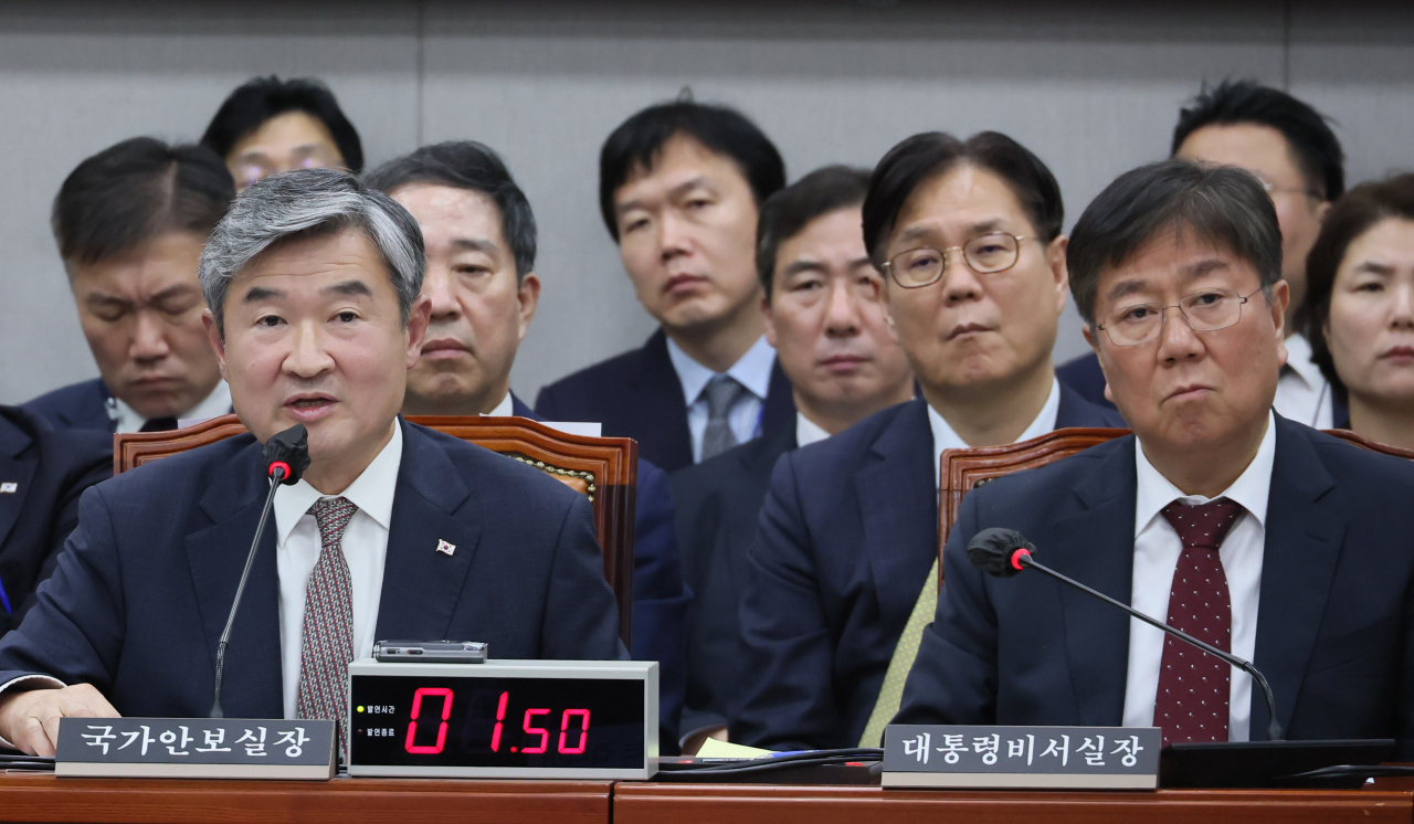 조태용 국가안보실장이 30일 국회에서 열린 운영위원회 전체회의에서 의원 질의에 답변하고 있다. 앞줄 오른쪽은 김대기 대통령비서실장. [연합]