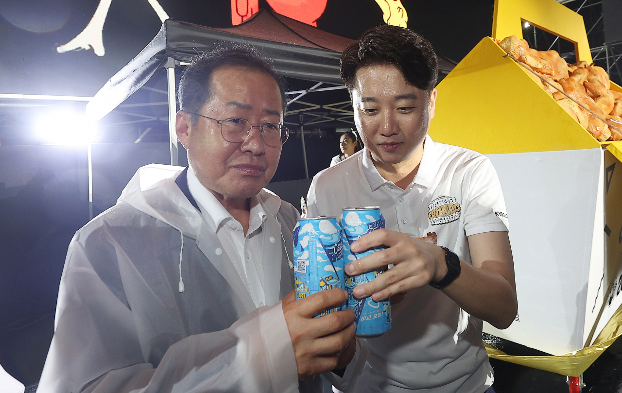 이준석 전 국민의힘 대표와 홍준표 대구시장이 30일 대구 달서구 두류야구장에서 개막한 '2023 대구치맥페스티벌' 개막식에 참석하고 있다. [연합]