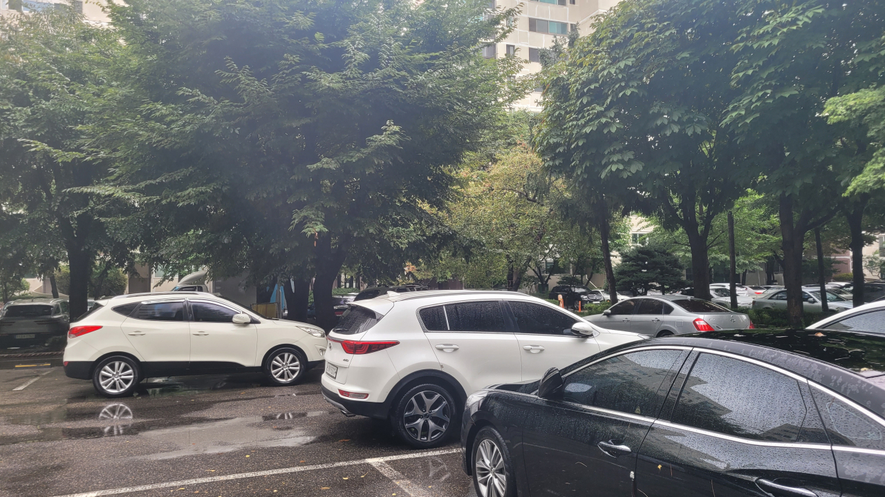 서울 양천구 목동 신시가지아파트 6단지 주차장 일대로 이중 주차가 돼 있다. 이준태 기자