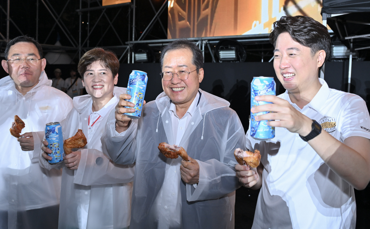 이준석 전 국민의 힘 대표(오른쪽)가 30일 오후 '대구 치맥 페스티벌'이 열린 대구 달서구 두류공원 야구장에서 홍준표 대구시장, 강은희 대구시교육감, 주호영 의원 등과 건배를 하고 있다.[대구시 제공]