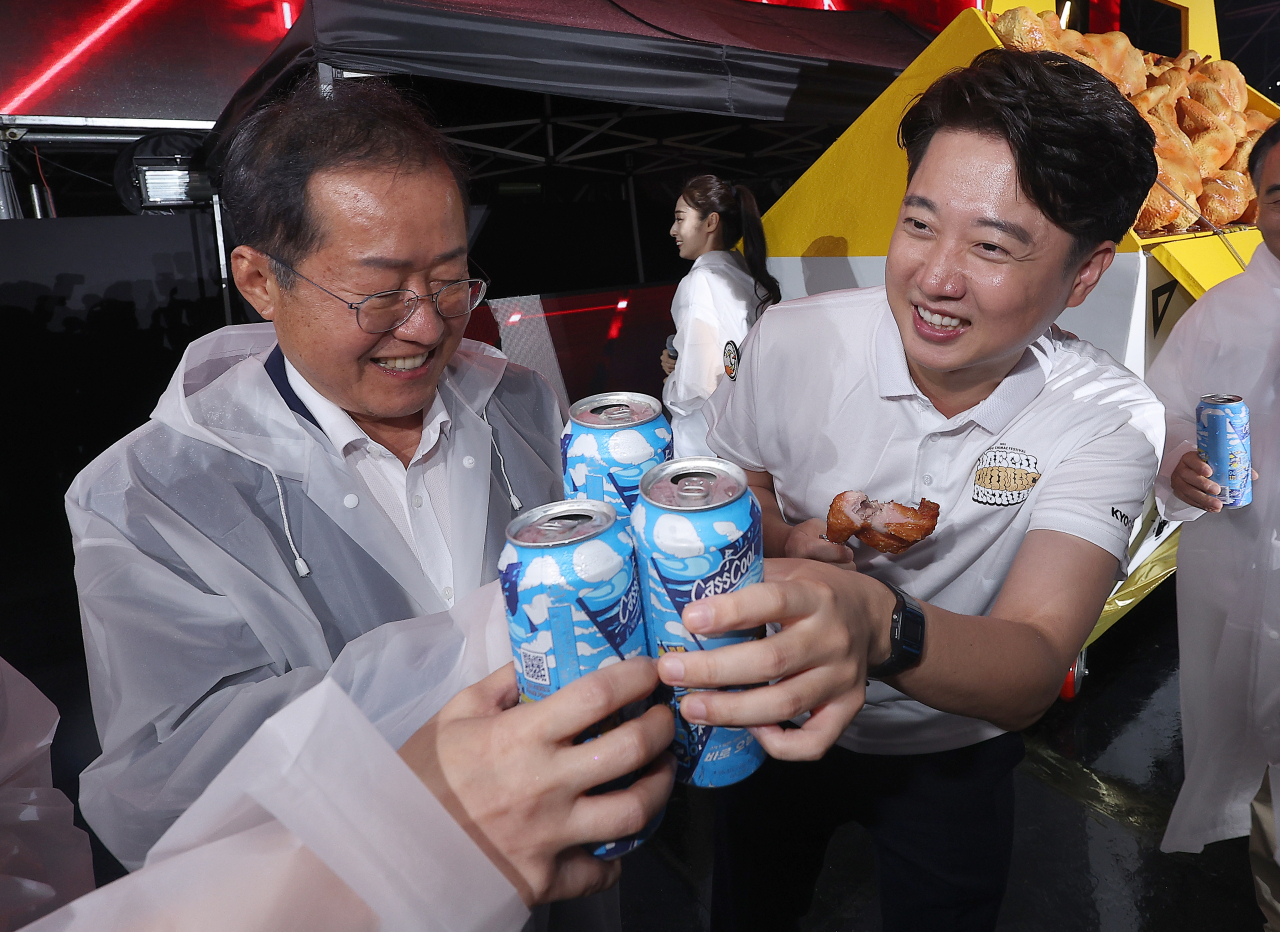 이준석 전 국민의힘” 대표와 홍준표 대구시장이 30일 대구 달서구 두류야구장에서 개막한 '2023 대구치맥페스티벌' 개막식에 참석하고 있다. [연합]