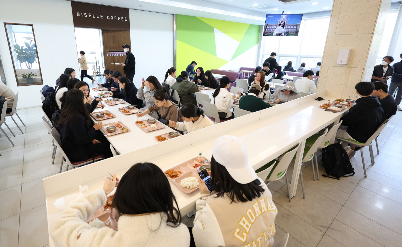 7일 오전 광주 북구 전남대학교 제1학생회관 식당에서 학생들이 '천원의 아침밥'을 이용하고 있다. 사진은 기사 내용과 무관함. [연합]