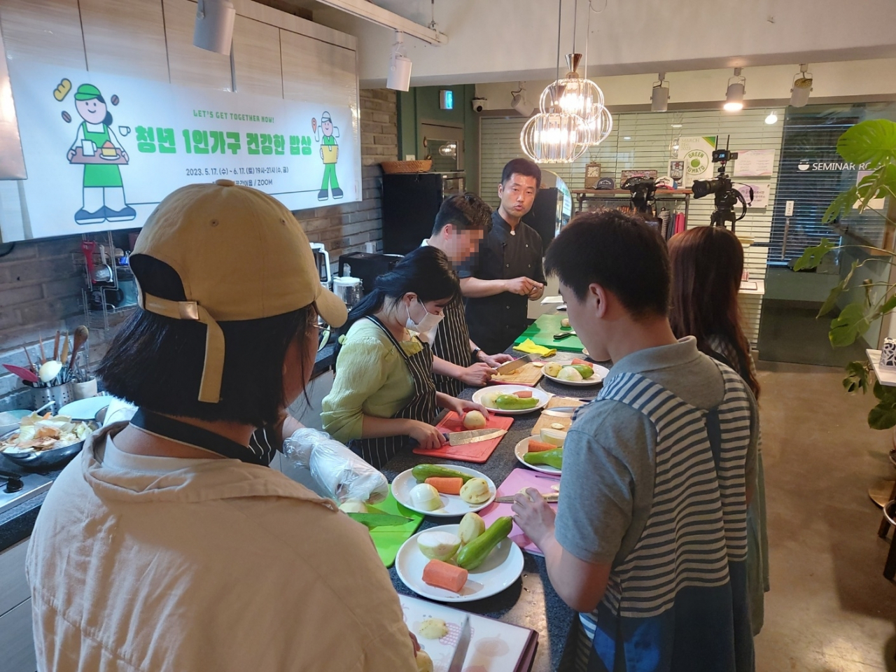 관악구 청년 커뮤니티에서 청년들이 밥상을 준비하고 있는 모습. [관악구 제공]