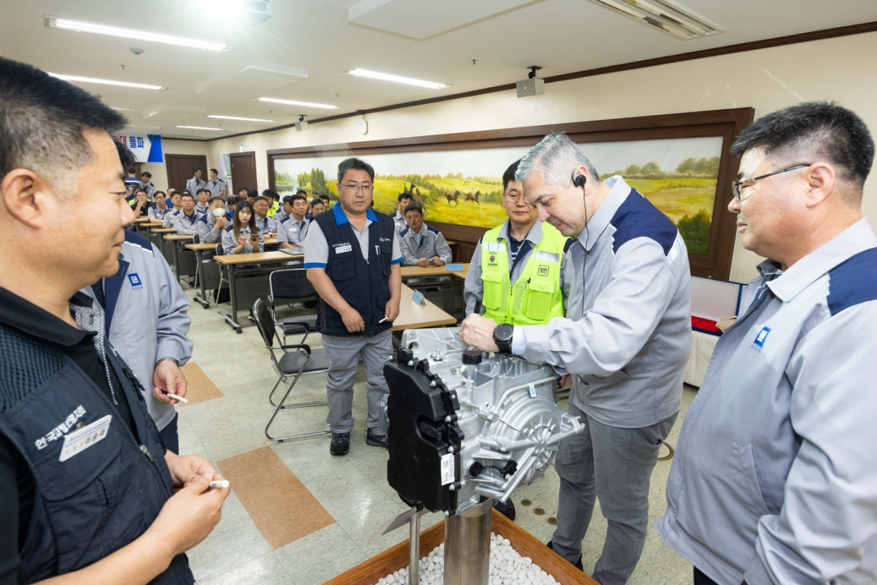 헥터 비자레알(오른쪽 두번째) 사장이 30일 GM 보령공장을 방문해 GM 보령공장 임직원과 제품을 살펴보고 있다. [GM한국사업장 제공]