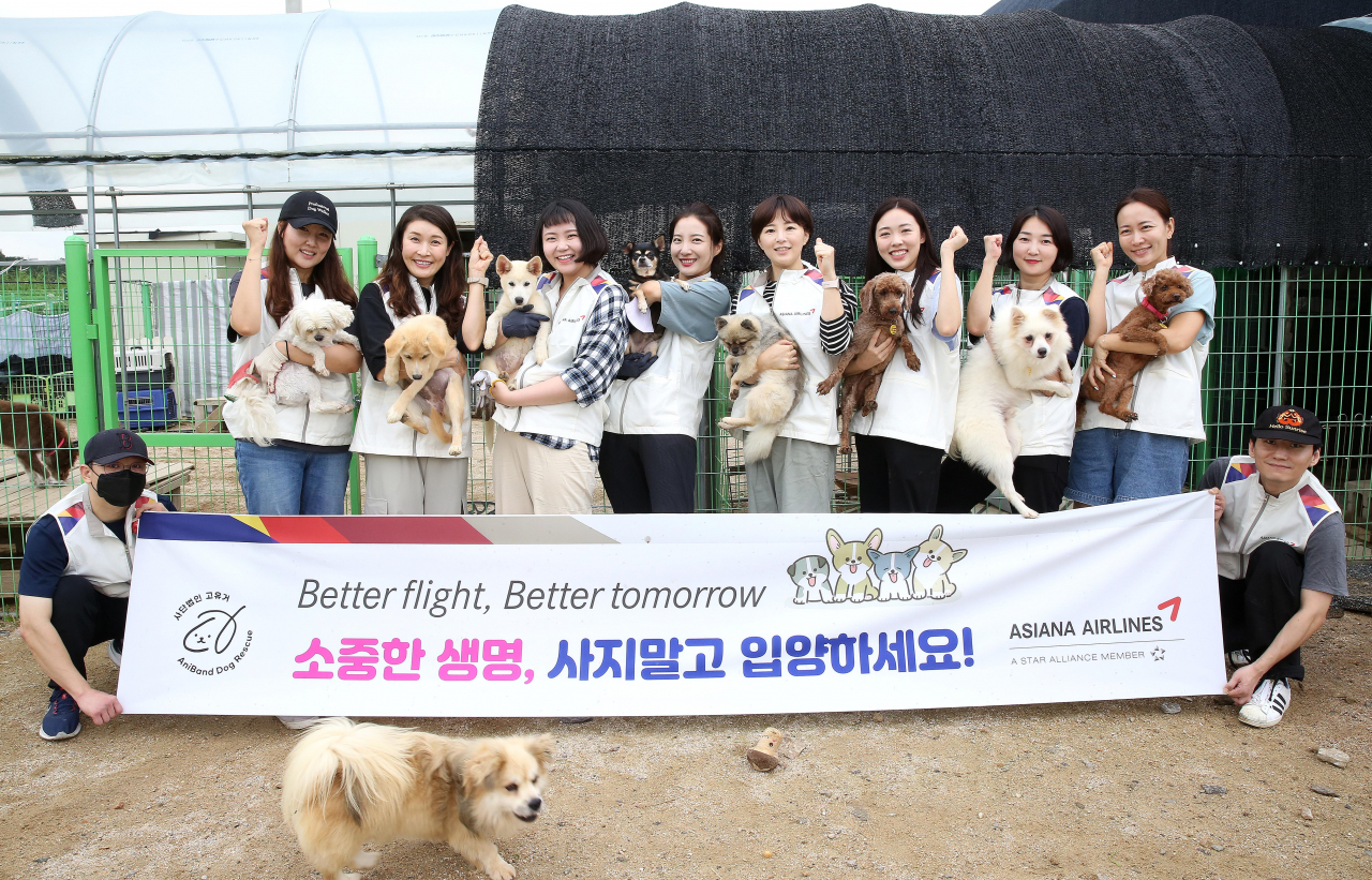 아시아나항공 임직원들이 30일 경기도 고양시 ‘고유거 애니밴드’에서 정기 봉사활동을 마치고 기념 촬영을 하고 있다. [아시아나항공 제공]
