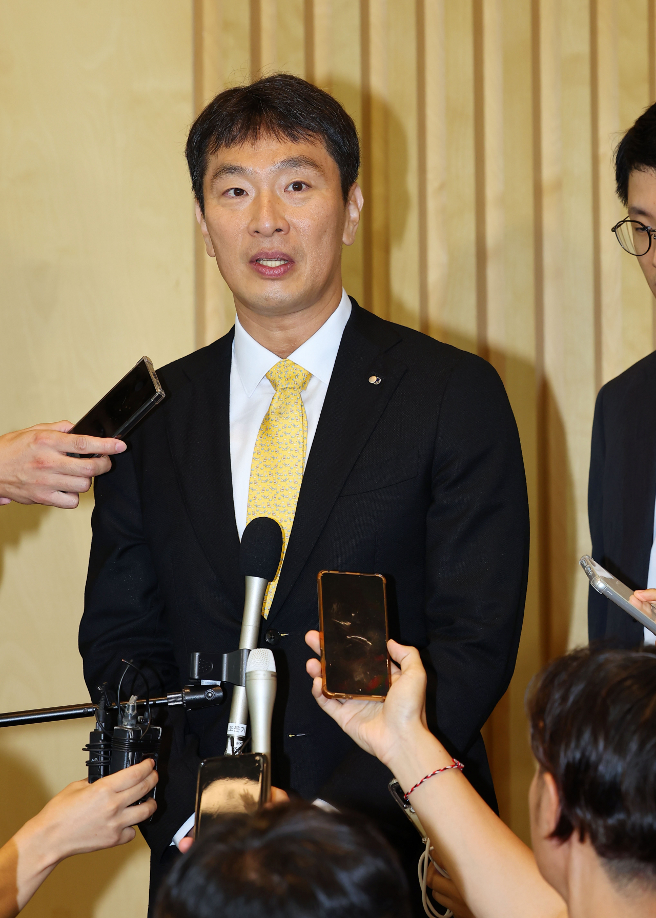 금융감독원은 31일 서울 이화여대에서 녹색금융을 전문적으로 취급할 수 있는 인재를 양성하기 위해 5대 금융지주사와 금융권 ESG 교육과정 개설을 위한 업무협약을 체결했다. 사진은 이복현 금융감독원장이 10일 오전 인천시 서구 청라 하나글로벌캠퍼스에서 열린 '중소기업 ESG 경영지원 업무협약식' 행사를 마친 뒤 취재진의 질문에 답하는 모습. [연합]