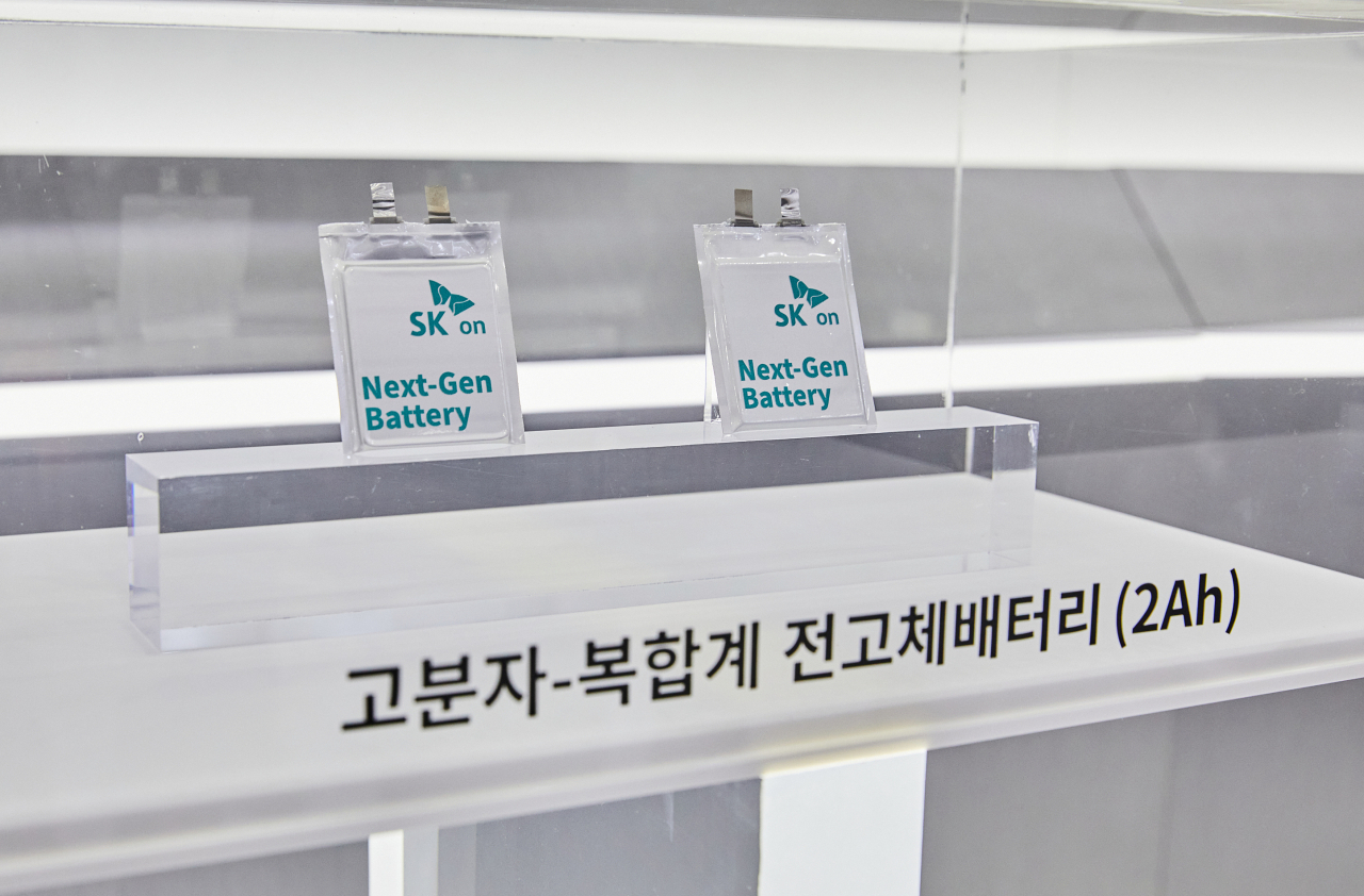 SK온이 지난 3월 인터배터리 전시회에서 공개한 고분자복합계 전고체배터리 개발품. [SK온 제공]