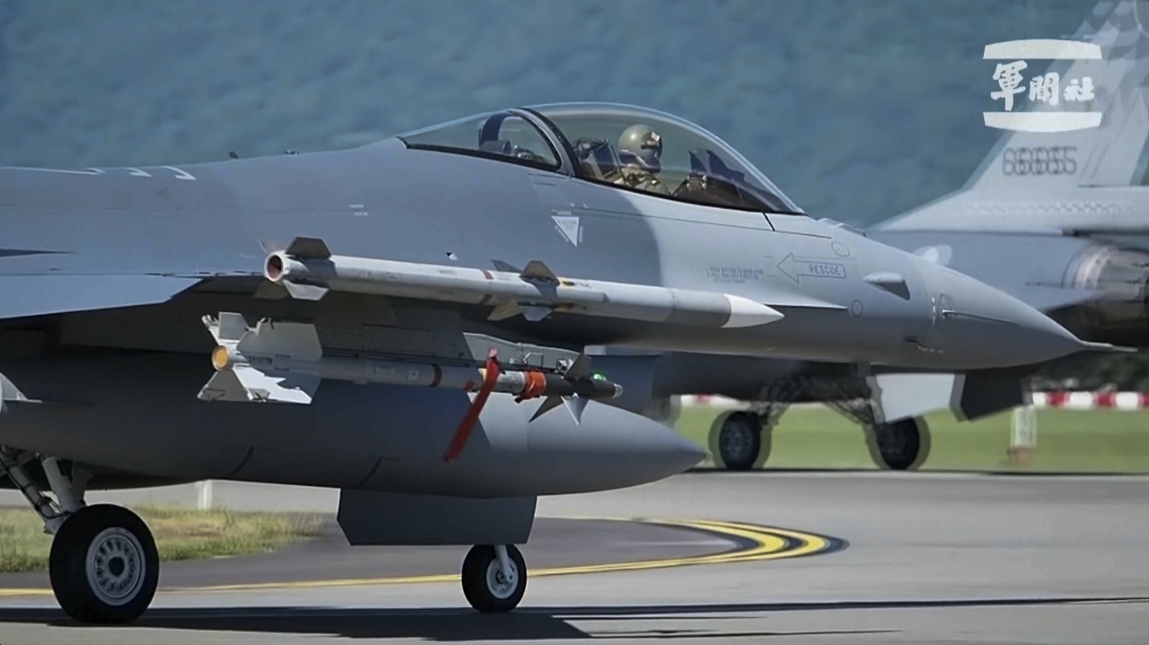 지난 19일 대만 화리엔 공군기지에서 F-16 전투기가 훈련을 위해 활주로로 이동하고 있다. [AP]