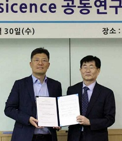 동아에스티 박재홍 R&D총괄 사장(왼쪽)이 씨비에스바이오사이언스 박진영 대표와 동반진단 기반 치료제 개발 연구협약을 하고 있다. [동아에스티 제공]
