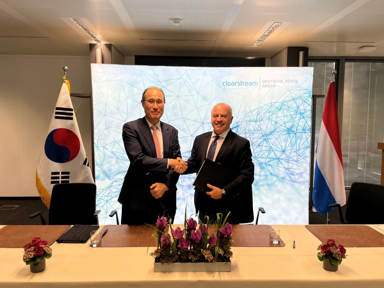 이순호(왼쪽) 한국예탁결제원 사장과 필립 브라운 클리어스트림(Clearstream) 최고경영자가 지난 30일 룩셈부르크에서 국채통합계좌 구축·운영 계약을 체결한 후 기념 촬영하고 있다. [예탁원 제공]