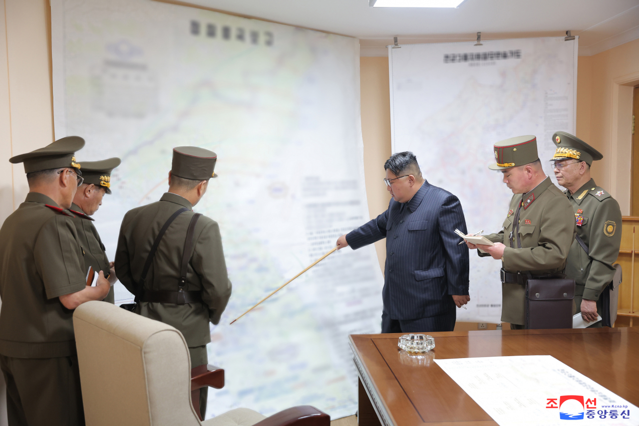 북한군이 한미 연합 '을지 자유의 방패'(UFS·을지프리덤실드) 연습에 대응한 전군지휘훈련을 29일 시작한 가운데 김정은 국무위원장이 이날 훈련 현장을 방문했다고 조선중앙통신이 31일 보도했다. [연합]