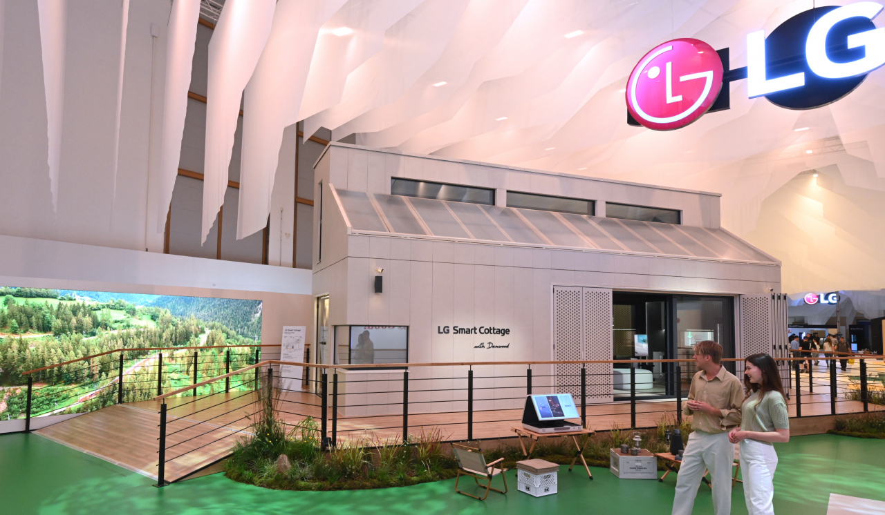 LG전자 현지시간 1일부터 5일간 독일 베를린에서 열리는 유럽 최대 가전전시회 ‘IFA 2023’에 참가한다. 전시가 열리는 독일 메세 베를린(Messe Berlin) 내 LG전자 전시관 ‘LG 지속가능한 마을(LG Sustainable Village)’ 입구에서 모델들이 에너지 및 냉난방공조 시스템, 차별화된 프리미엄 가전을 갖춘 소형 모듈러 주택 ‘LG 스마트코티지’를 소개하고 있다.[LG전자 제공]