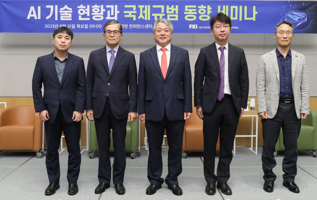 배상근 전경련 전무을 비롯한 주요내빈들이 31일 전경련회관 컨퍼런스센터에서 열린 'AI 기술현황과 국제규범 동향 세미나'에 참석해 기념촬영을 하고 있다. 사진 왼쪽부터 이광용 네이버 정책전략 이사, 최석영 법무법인 광장 고문, 배상근 전경련 전무, 고환경 법무법인 광장 변호사, 이종용 ETRI 책임연구원. [전경련 제공]