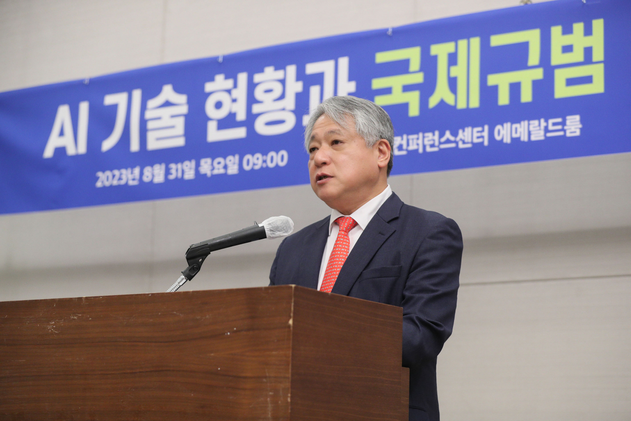 배상근 전경련 전무가 31일 전경련회관 컨퍼런스센터에서 열린 'AI 기술현황과 국제규범 동향 세미나'에 참석해 인사말을 하고 있다.[전경련 제공]