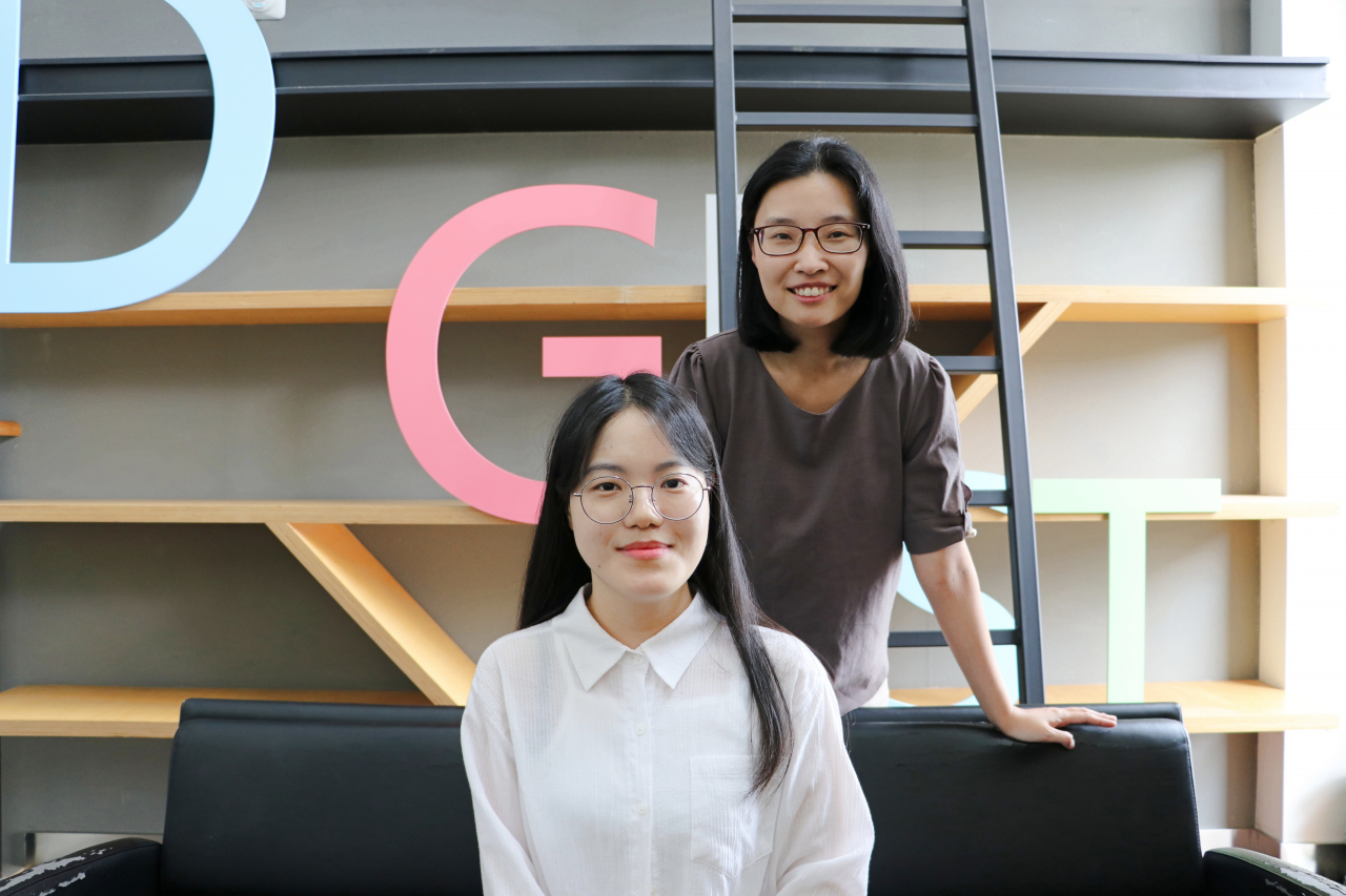 홍선기(오른쪽) DGIST 화학물리학과 교수와 정해진 박사과정생.[DGIST 제공]
