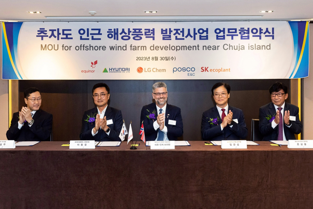 지난 8월 30일 진행된 '추자도 인근 해상풍력 발전사업 업무협약식'에서 (사진 왼쪽부터) LG화학 허성우 부사장, SK에코플랜트 이동걸 사업단장, 에퀴노르 코리아 비욘 인게 브라텐 대표이사, 현대엔지니어링 임관섭 플랜트사업본부장, 포스코이앤씨 온상웅 인프라사업본부장이 협약서에 서명하고 기념사진을 촬영하고 있다. [현대엔지니어링]