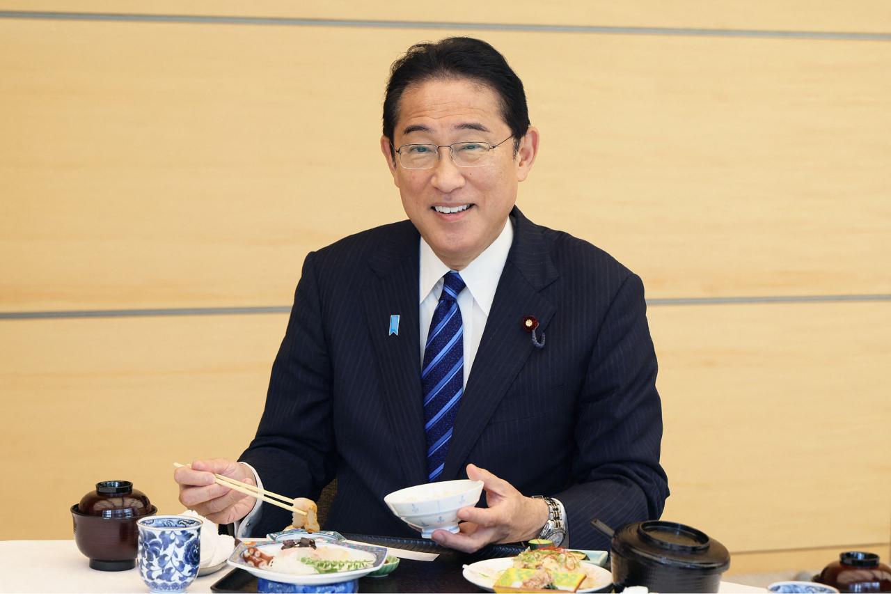 30일 기시다 후미오 총리가 내각 관료들과의 오찬자리에서 후쿠시마현산 수산물을 먹고 있다. [AFP]