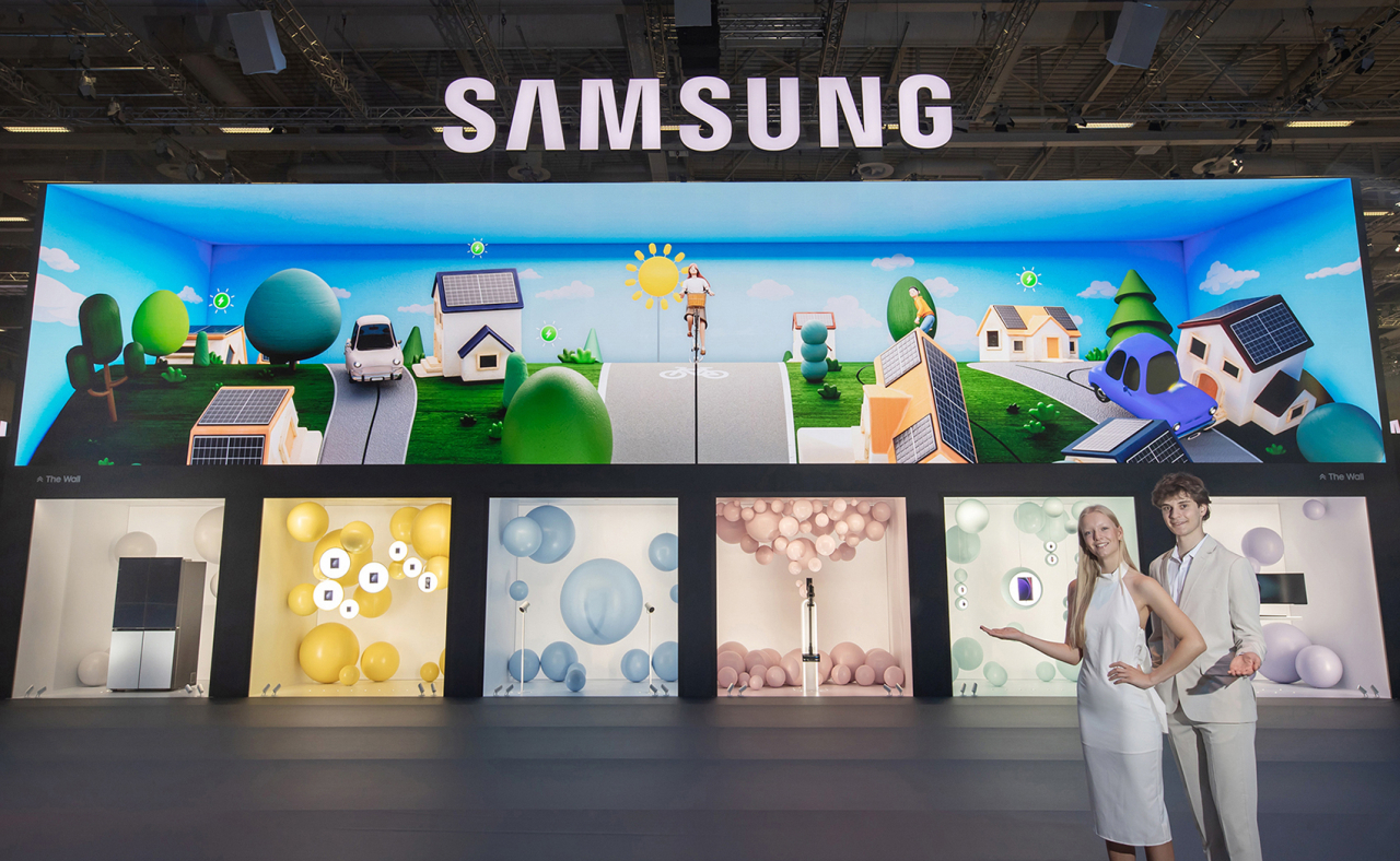 ‘IFA 2023’이 열리는 독일 메세베를린(Messe Berlin)에 있는 삼성전자 전시관에서 삼성전자 모델이 초대형 마이크로 LED 디스플레이 ‘더 월(The Wall)’을 활용한 새로운 미디어파사드를 통해 스마트싱스 경험을 소개하고 있다. [삼성전자 제공]