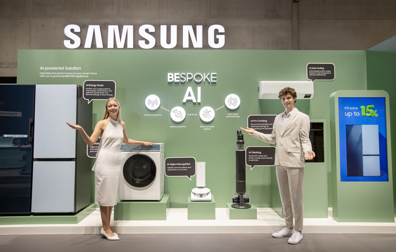 ‘IFA 2023’이 열리는 메세베를린(Messe Berlin)에 있는 삼성전자 전시관에서 삼성전자 모델이 AI기술이 적용된 다양한 비스포크 가전을 소개하고 있다. [삼성전자 제공]