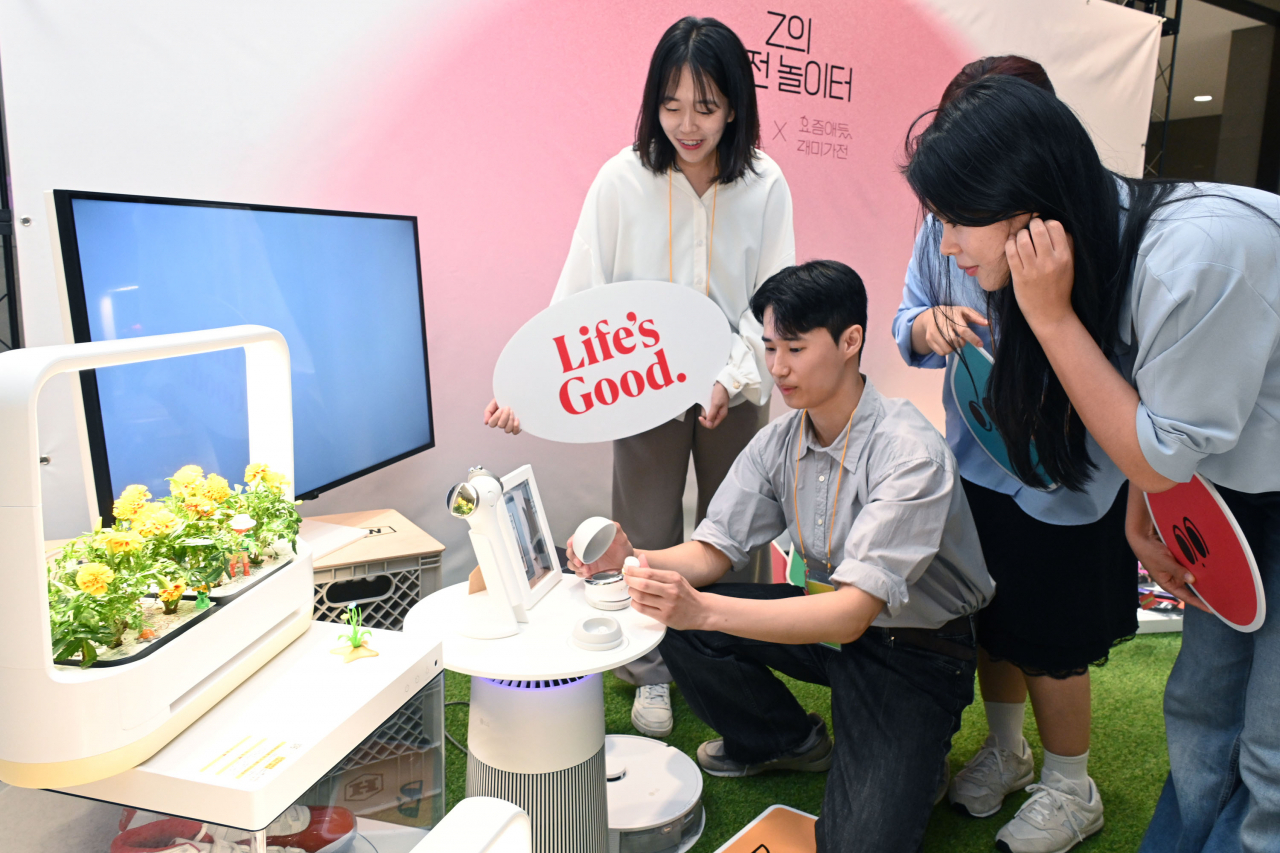 LG크루 구성원들이 지난 23일 서울 마곡 LG사이언스파크에서 열린 '요즘애들 재미가전(展)' 전시회에서 LG전자 가전과 함께 포즈를 취하고 있다. [LG전자 제공]