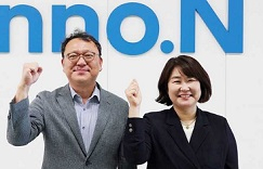 HK이노엔 원성용 바이오연구소장(왼쪽)과 브렉소젠 김수 대표가 엑소좀치료제 생산을 위한 세포주 위탁생산 계약을 하고 있다. [HK이노엔 제공]