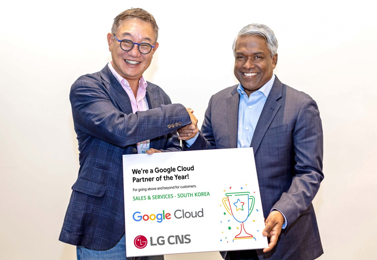 현신균(왼쪽) LG CNS 대표와 토마스 쿠리안 구글 클라우드 CEO가 LG CNS의 '구글 클라우드 파트너 어워즈' 2개 부문 수상 기념촬영을 하고 있다. [LG CNS 제공]