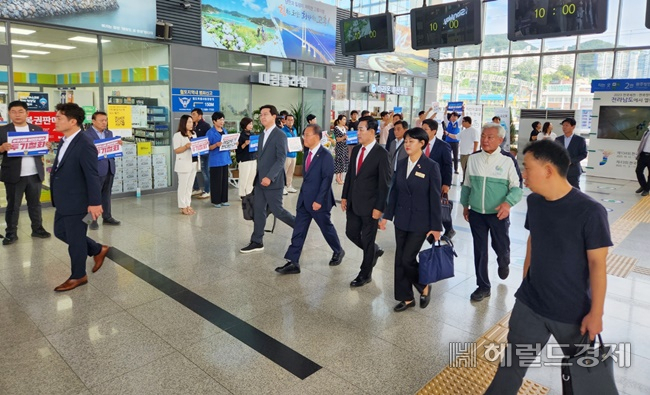 31일 오전 10시 국민의힘 윤재옥 원내대표 등 지도부가 현장 회의참석차 순천역에서 내려 민주당 시도의원들의 일본 후쿠시마 원전 오염수 방류를 비판하는 피켓시위 현장을 말없이 지나가고 있다. /박대성 기자.
