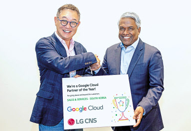 현신균(왼쪽) LG CNS 대표와 토마스 쿠리안(Thomas Kurian) 구글 클라우드 CEO가 LG CNS의 ‘구글 클라우드 파트너 어워즈’2개 부문 수상 기념촬영을 하고 있다. [LG CNS 제공]