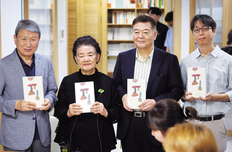 시 전문 계간지 ‘유심’의 발행인을 맡은 권영민(왼쪽부터) 서울대 명예교수와 편집인 신달자 시인, 편집위원 이숭원 서울여대 명예교수, 신철규 시인이 잡지를 들고 포즈를 취하고 있다. [연합]