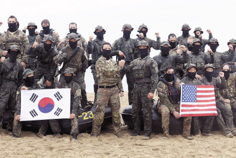 북한의 다양한 도발 시나리오에 대응한 후반기 한미연합연습 ‘을지 자유의 방패’(UFS)·을지프리덤실드)가 31일 종료됐다. 8월 28일 한미 장병들이 강원도 양양에서 훈련 후 기념촬영을 했다. [연합]